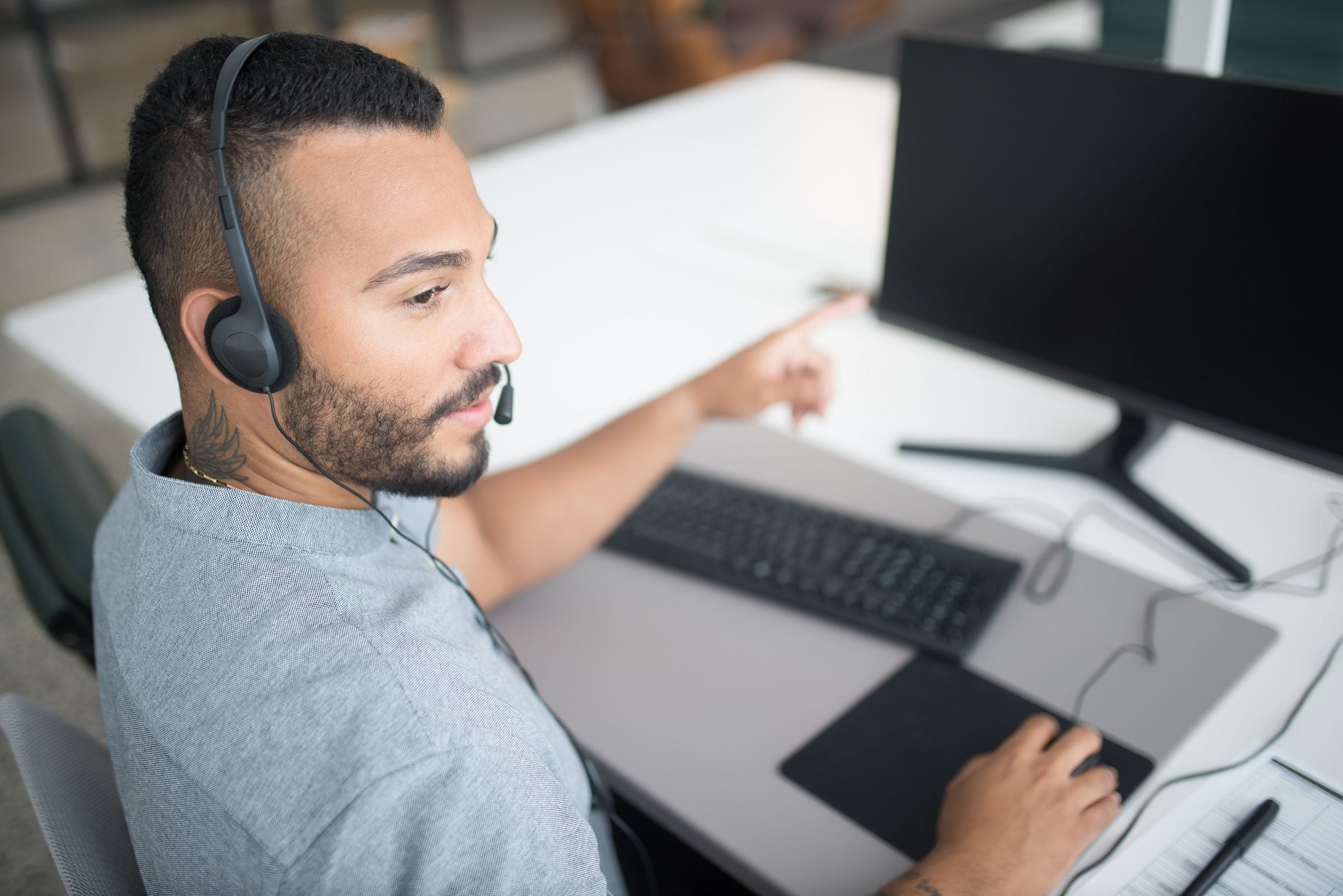 IT/customer support agent with headset